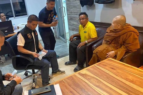 Một nhà sư bị bắt vì gọi điện cho cảnh sát dọa đặt bom - Ảnh 1. Một nhà sư bị bắt vì gọi điện cho cảnh sát dọa đặt bom - Ảnh 1.