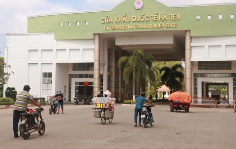 Cửa khẩu Tây Nam phát khẩu trang cho người nhập cảnh từ Campuchia - Ảnh 2. Cửa khẩu Tây Nam phát khẩu trang cho người nhập cảnh từ Campuchia - Ảnh 2.