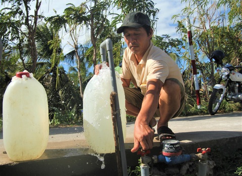 Hạn mặn bủa vây, dân miền Tây ùn ùn đi hứng nước miễn phí - Ảnh 1. Hạn mặn bủa vây, dân miền Tây ùn ùn đi hứng nước miễn phí - Ảnh 1.