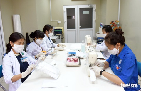 Bác sĩ, nhân viên Bệnh viện Từ Dũ may khẩu trang chống dịch - Ảnh 2. Bác sĩ, nhân viên Bệnh viện Từ Dũ may khẩu trang chống dịch - Ảnh 2.