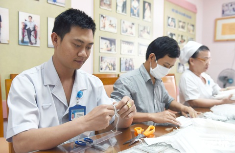 Bác sĩ, nhân viên Bệnh viện Từ Dũ may khẩu trang chống dịch - Ảnh 10. Bác sĩ, nhân viên Bệnh viện Từ Dũ may khẩu trang chống dịch - Ảnh 10.