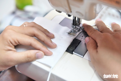 Bác sĩ, nhân viên Bệnh viện Từ Dũ may khẩu trang chống dịch - Ảnh 4. Bác sĩ, nhân viên Bệnh viện Từ Dũ may khẩu trang chống dịch - Ảnh 4.