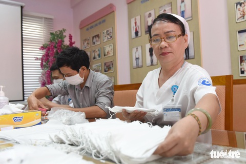 Bác sĩ, nhân viên Bệnh viện Từ Dũ may khẩu trang chống dịch - Ảnh 11. Bác sĩ, nhân viên Bệnh viện Từ Dũ may khẩu trang chống dịch - Ảnh 11.