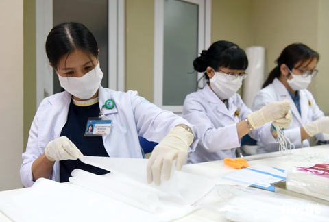 Bác sĩ, nhân viên Bệnh viện Từ Dũ may khẩu trang chống dịch - Ảnh 5. Bác sĩ, nhân viên Bệnh viện Từ Dũ may khẩu trang chống dịch - Ảnh 5.