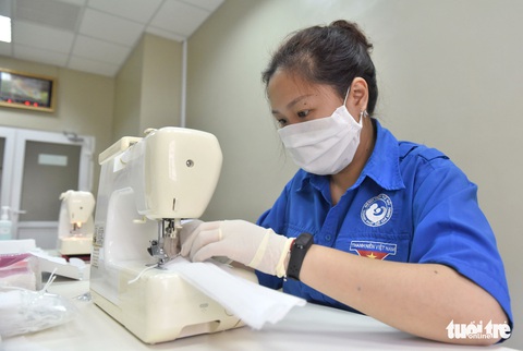 Bác sĩ, nhân viên Bệnh viện Từ Dũ may khẩu trang chống dịch - Ảnh 6. Bác sĩ, nhân viên Bệnh viện Từ Dũ may khẩu trang chống dịch - Ảnh 6.