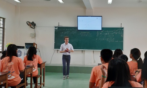 Sinh viên Pháp đến Việt Nam dạy toán - Ảnh 1. Sinh viên Pháp đến Việt Nam dạy toán - Ảnh 1.