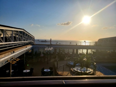 Du thuyền bị hắt hủi MS Westerdam đã cập cảng Campuchia - Ảnh 1. Du thuyền bị hắt hủi MS Westerdam đã cập cảng Campuchia - Ảnh 1.