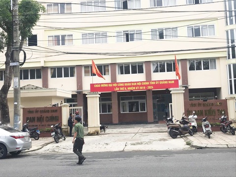 Thu hồi danh hiệu tập thể lao động xuất sắc của phòng vì nữ cán bộ sinh con thứ 3 - Ảnh 1. Thu hồi danh hiệu tập thể lao động xuất sắc của phòng vì nữ cán bộ sinh con thứ 3 - Ảnh 1.