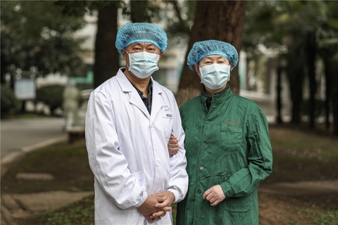 Những cặp đôi thầy thuốc cùng nhau chiến đấu chống COVID-19 cứu người - Ảnh 9. Những cặp đôi thầy thuốc cùng nhau chiến đấu chống COVID-19 cứu người - Ảnh 9.