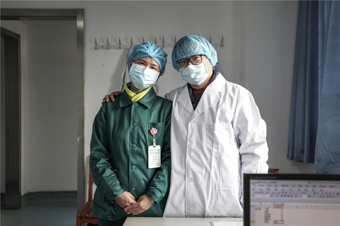 Những cặp đôi thầy thuốc cùng nhau chiến đấu chống COVID-19 cứu người - Ảnh 12. Những cặp đôi thầy thuốc cùng nhau chiến đấu chống COVID-19 cứu người - Ảnh 12.