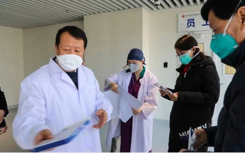 Doanh nhân Hong Kong đến Vũ Hán để vực dậy tinh thần y, bác sĩ - Ảnh 1. Doanh nhân Hong Kong đến Vũ Hán để vực dậy tinh thần y, bác sĩ - Ảnh 1.