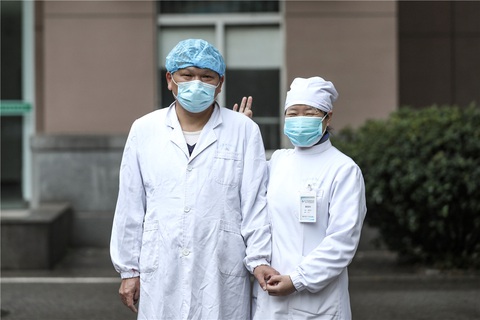 Những cặp đôi thầy thuốc cùng nhau chiến đấu chống COVID-19 cứu người - Ảnh 14. Những cặp đôi thầy thuốc cùng nhau chiến đấu chống COVID-19 cứu người - Ảnh 14.