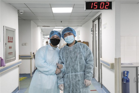 Những cặp đôi thầy thuốc cùng nhau chiến đấu chống COVID-19 cứu người - Ảnh 11. Những cặp đôi thầy thuốc cùng nhau chiến đấu chống COVID-19 cứu người - Ảnh 11.