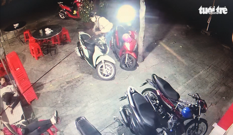 Video lợi dụng tang gia bối rối, hai kẻ trộm cắt khóa dắt 2 xe máy đắt tiền - Ảnh 2. Video lợi dụng tang gia bối rối, hai kẻ trộm cắt khóa dắt 2 xe máy đắt tiền - Ảnh 2.