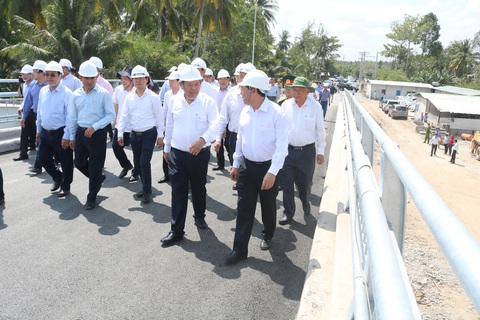 Phó thủ tướng kiểm tra các công trình ngăn mặn tại Vĩnh Long - Ảnh 1. Phó thủ tướng kiểm tra các công trình ngăn mặn tại Vĩnh Long - Ảnh 1.