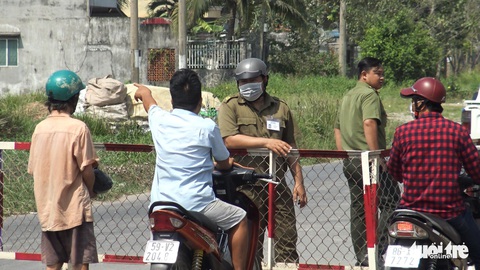 Vừa mở rào chắn, nhiều người lại kéo đến xem nhà hoang nơi Tuấn khỉ bị tiêu diệt - Ảnh 2. Vừa mở rào chắn, nhiều người lại kéo đến xem nhà hoang nơi Tuấn khỉ bị tiêu diệt - Ảnh 2.