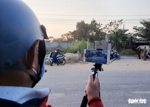 Vừa mở rào chắn, nhiều người lại kéo đến xem nhà hoang nơi Tuấn khỉ bị tiêu diệt - Ảnh 6. Vừa mở rào chắn, nhiều người lại kéo đến xem nhà hoang nơi Tuấn khỉ bị tiêu diệt - Ảnh 6.