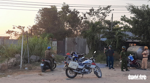 Vừa mở rào chắn, nhiều người lại kéo đến xem nhà hoang nơi Tuấn khỉ bị tiêu diệt - Ảnh 4. Vừa mở rào chắn, nhiều người lại kéo đến xem nhà hoang nơi Tuấn khỉ bị tiêu diệt - Ảnh 4.