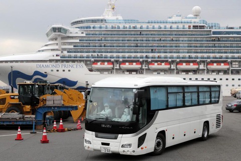 Mỹ sẽ sơ tán 380 công dân khỏi ổ dịch corona trên du thuyền Diamond Princess - Ảnh 1. Mỹ sẽ sơ tán 380 công dân khỏi ổ dịch corona trên du thuyền Diamond Princess - Ảnh 1.