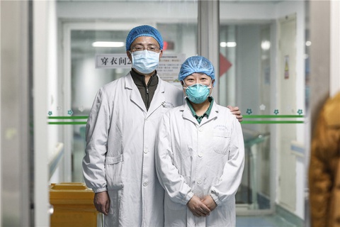 Những cặp đôi thầy thuốc cùng nhau chiến đấu chống COVID-19 cứu người - Ảnh 4. Những cặp đôi thầy thuốc cùng nhau chiến đấu chống COVID-19 cứu người - Ảnh 4.