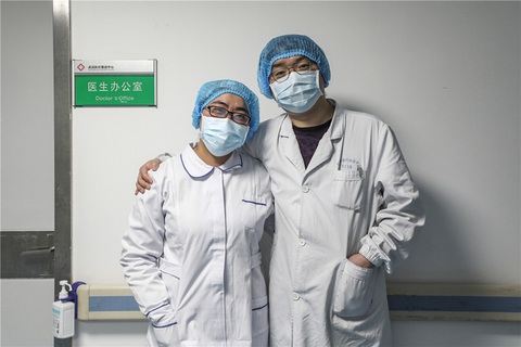 Những cặp đôi thầy thuốc cùng nhau chiến đấu chống COVID-19 cứu người - Ảnh 6. Những cặp đôi thầy thuốc cùng nhau chiến đấu chống COVID-19 cứu người - Ảnh 6.