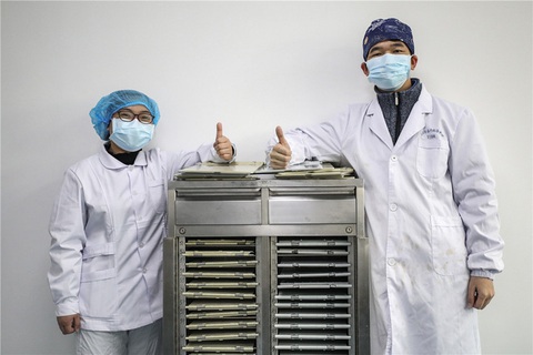 Những cặp đôi thầy thuốc cùng nhau chiến đấu chống COVID-19 cứu người - Ảnh 7. Những cặp đôi thầy thuốc cùng nhau chiến đấu chống COVID-19 cứu người - Ảnh 7.