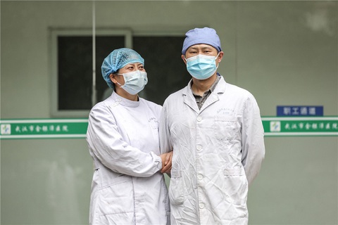 Những cặp đôi thầy thuốc cùng nhau chiến đấu chống COVID-19 cứu người - Ảnh 8. Những cặp đôi thầy thuốc cùng nhau chiến đấu chống COVID-19 cứu người - Ảnh 8.