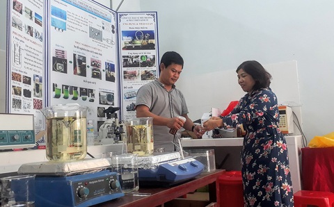 Thầy giáo trẻ bỏ tiền túi mua máy về làm nước sát khuẩn nano, phát miễn phí - Ảnh 1. Thầy giáo trẻ bỏ tiền túi mua máy về làm nước sát khuẩn nano, phát miễn phí - Ảnh 1.