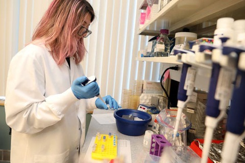 Sản xuất văcxin ngừa virus corona không dễ - Ảnh 1. Sản xuất văcxin ngừa virus corona không dễ - Ảnh 1.
