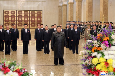 Chủ tịch Triều Tiên Kim Jong Un xuất hiện lần đầu sau khi COVID-19 bùng phát - Ảnh 1. Chủ tịch Triều Tiên Kim Jong Un xuất hiện lần đầu sau khi COVID-19 bùng phát - Ảnh 1.