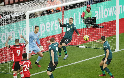 Danny Ings bị tố bán độ vì... né bóng để đội bạn có bàn thắng - Ảnh 3. Danny Ings bị tố bán độ vì... né bóng để đội bạn có bàn thắng - Ảnh 3.