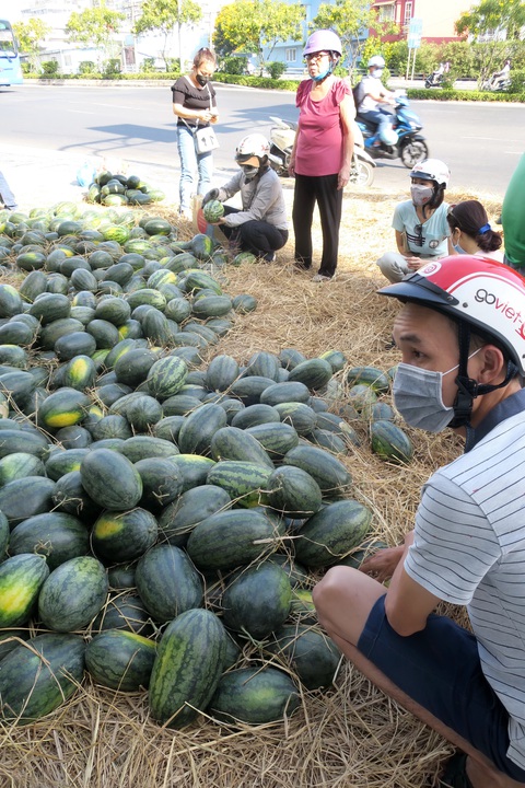 Rút ngắn khâu trung gian, mãi không xong - Ảnh 1. Rút ngắn khâu trung gian, mãi không xong - Ảnh 1.