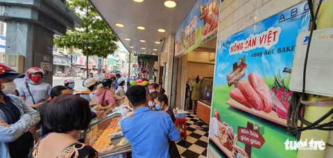 Xếp hàng dài chờ mua bánh mì thanh long giải cứu nông sản Việt - Ảnh 2. Xếp hàng dài chờ mua bánh mì thanh long giải cứu nông sản Việt - Ảnh 2.