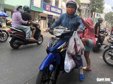 Xếp hàng dài chờ mua bánh mì thanh long giải cứu nông sản Việt - Ảnh 8. Xếp hàng dài chờ mua bánh mì thanh long giải cứu nông sản Việt - Ảnh 8.