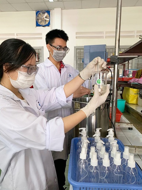 Khen thưởng 3 nhóm nghiên cứu sản phẩm phòng COVID-19 - Ảnh 1. Khen thưởng 3 nhóm nghiên cứu sản phẩm phòng COVID-19 - Ảnh 1.
