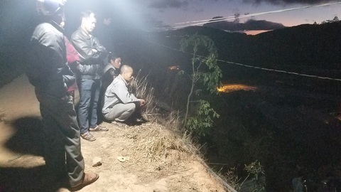 Theo bố mẹ vào vườn chơi, hai cháu nhỏ ngã xuống hồ chết đuối - Ảnh 2. Theo bố mẹ vào vườn chơi, hai cháu nhỏ ngã xuống hồ chết đuối - Ảnh 2.