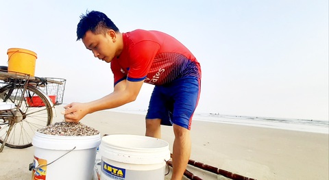 Ngâm mình dưới nước biển lạnh ngắt cào ốc ruốc - Ảnh 7. Ngâm mình dưới nước biển lạnh ngắt cào ốc ruốc - Ảnh 7.