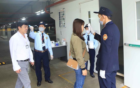 Vùng tâm dịch xã Sơn Lôi: Đón hơn 100 người dân trở về cách ly - Ảnh 1. Vùng tâm dịch xã Sơn Lôi: Đón hơn 100 người dân trở về cách ly - Ảnh 1.