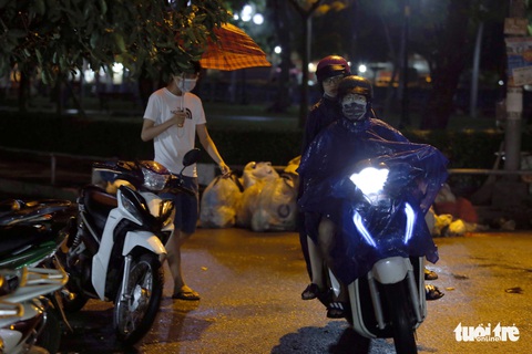 Mưa trái mùa giải nhiệt cho nhiều tỉnh Nam Bộ đang nóng bức - Ảnh 1. Mưa trái mùa giải nhiệt cho nhiều tỉnh Nam Bộ đang nóng bức - Ảnh 1.