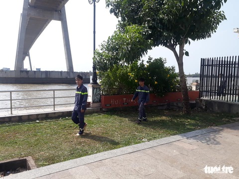 Quăng xe đạp ra giữa đường, một người nhảy cầu Rạch Miễu chiều 29 tết - Ảnh 2. Quăng xe đạp ra giữa đường, một người nhảy cầu Rạch Miễu chiều 29 tết - Ảnh 2.