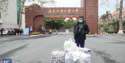 Du học sinh đem 15.000 khẩu trang sang Trung Quốc tặng những người cần - Ảnh 1. Du học sinh đem 15.000 khẩu trang sang Trung Quốc tặng những người cần - Ảnh 1.