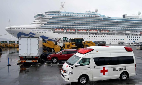 Nhân viên trên du thuyền Diamond Princess sẽ bị cách ly thêm 14 ngày - Ảnh 1. Nhân viên trên du thuyền Diamond Princess sẽ bị cách ly thêm 14 ngày - Ảnh 1.