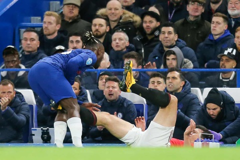 Báo Anh: M.U dựa vào VAR để đánh bại Chelsea - Ảnh 2. Báo Anh: M.U dựa vào VAR để đánh bại Chelsea - Ảnh 2.