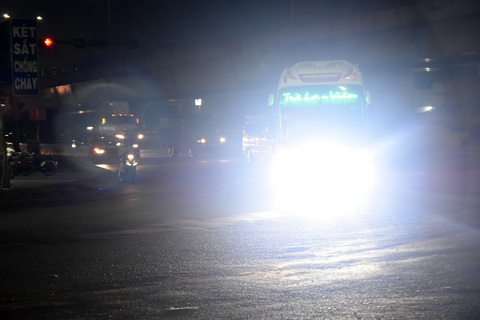 Quá nguy hiểm khi đối mặt mấy ông xe gắn đèn LED tự chế - Ảnh 1. Quá nguy hiểm khi đối mặt mấy ông xe gắn đèn LED tự chế - Ảnh 1.