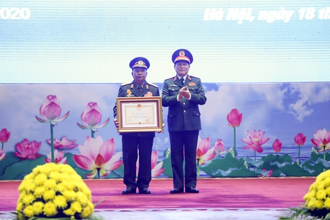 Trao huân chương của Chủ tịch nước Việt Nam cho bộ trưởng Bộ Quốc phòng Lào - Ảnh 1. Trao huân chương của Chủ tịch nước Việt Nam cho bộ trưởng Bộ Quốc phòng Lào - Ảnh 1.