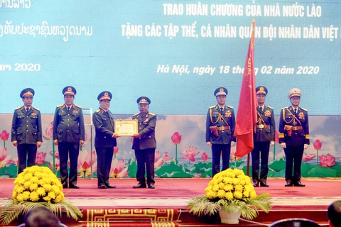 Trao huân chương của Chủ tịch nước Việt Nam cho bộ trưởng Bộ Quốc phòng Lào - Ảnh 2. Trao huân chương của Chủ tịch nước Việt Nam cho bộ trưởng Bộ Quốc phòng Lào - Ảnh 2.
