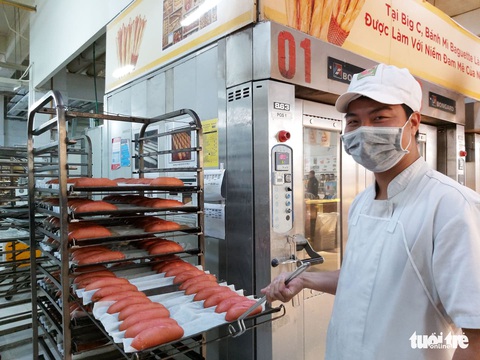 Bánh mì thanh long của BigC học công thức của thợ bánh Sài Gòn? - Ảnh 1. Bánh mì thanh long của BigC học công thức của thợ bánh Sài Gòn? - Ảnh 1.