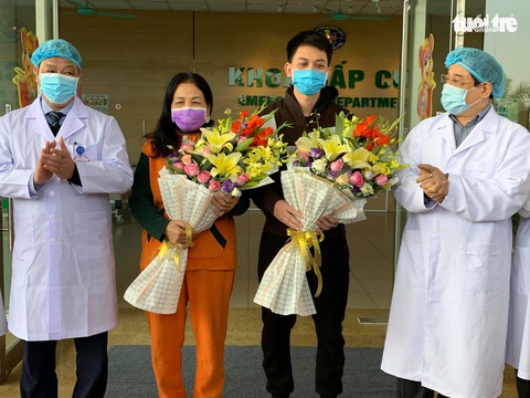 2 bệnh nhân COVID-19 cuối cùng ở Bệnh viện Bệnh nhiệt đới trung ương ra viện - Ảnh 1. 2 bệnh nhân COVID-19 cuối cùng ở Bệnh viện Bệnh nhiệt đới trung ương ra viện - Ảnh 1.
