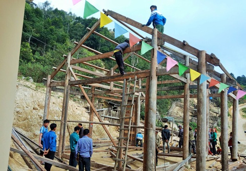 Tranh thủ nghỉ học, người dân chung tay làm nhà cho giáo viên - Ảnh 1. Tranh thủ nghỉ học, người dân chung tay làm nhà cho giáo viên - Ảnh 1.