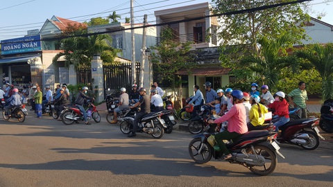 Chạy xe máy tốc độ cao lao vào dải phân cách, 2 thanh niên tử vong - Ảnh 1. Chạy xe máy tốc độ cao lao vào dải phân cách, 2 thanh niên tử vong - Ảnh 1.